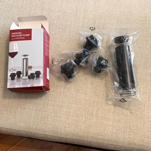 Wine saver pump with four bottle stoppers - Picture 1 of 7